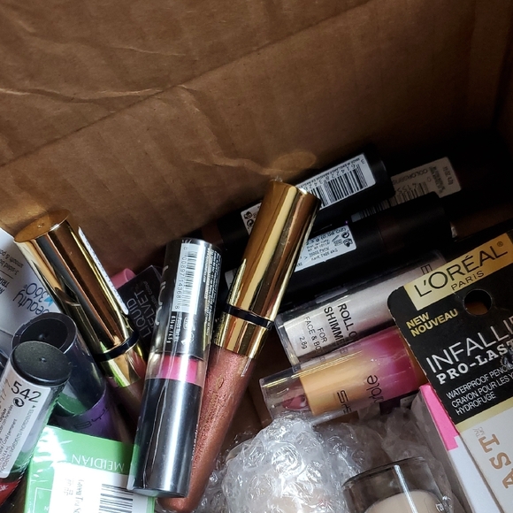 Assorted Makeup Collection - Picture 3 of 7